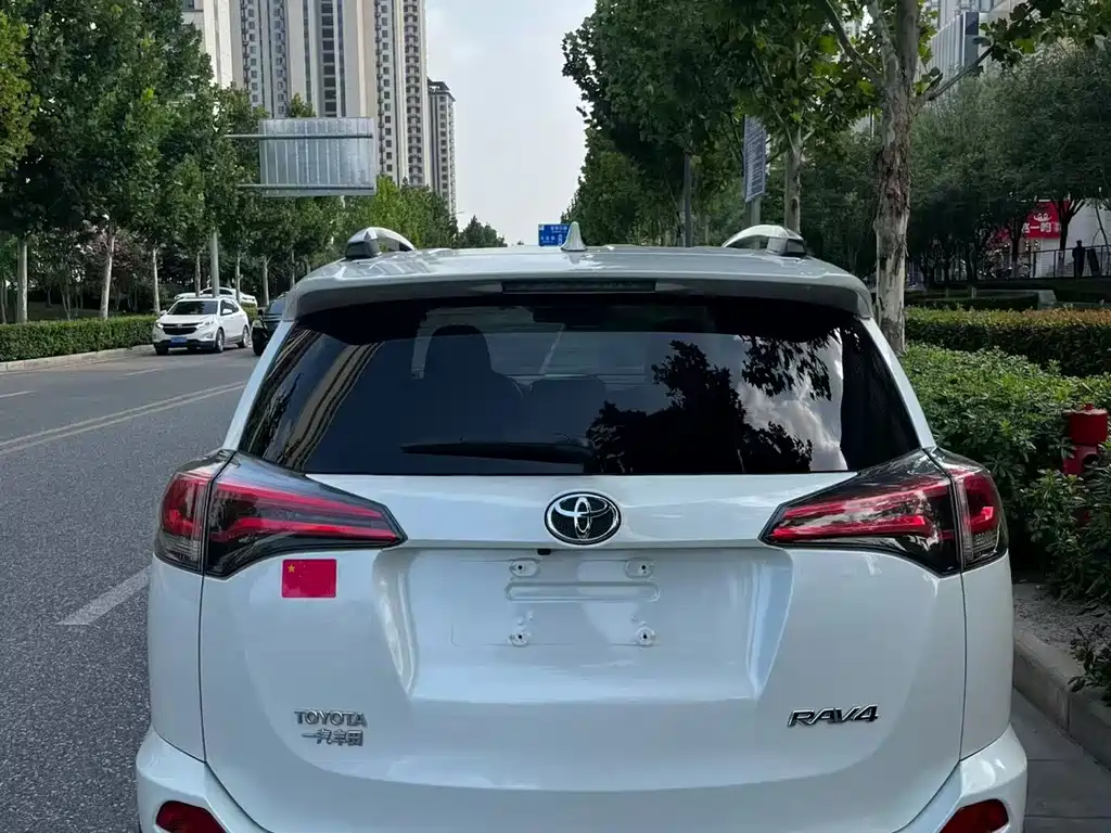 Toyota RAV4 — миниатюра 8