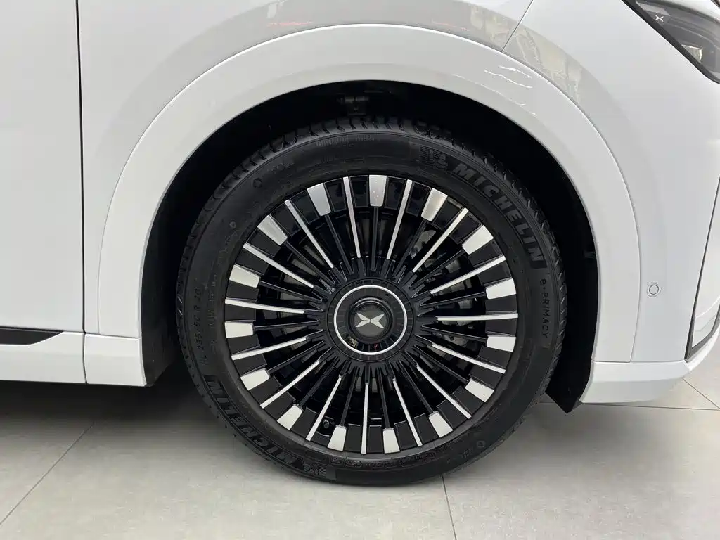 XPeng X9 — миниатюра 8