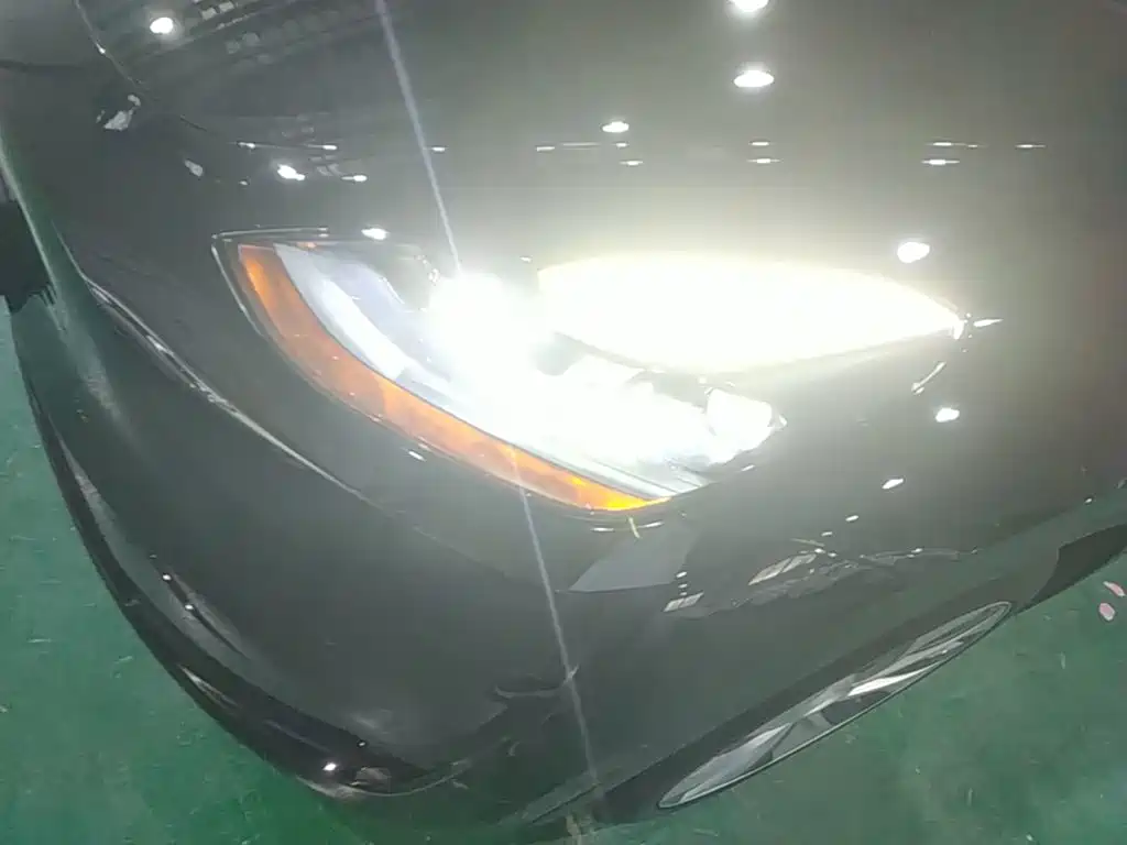 Tesla Model Y — миниатюра 24