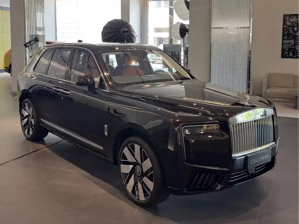 Rolls-Royce Cullinan 2026 мест