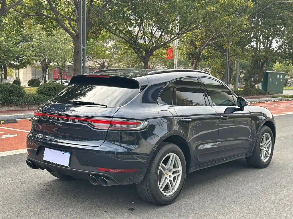 PORSCHE MACAN