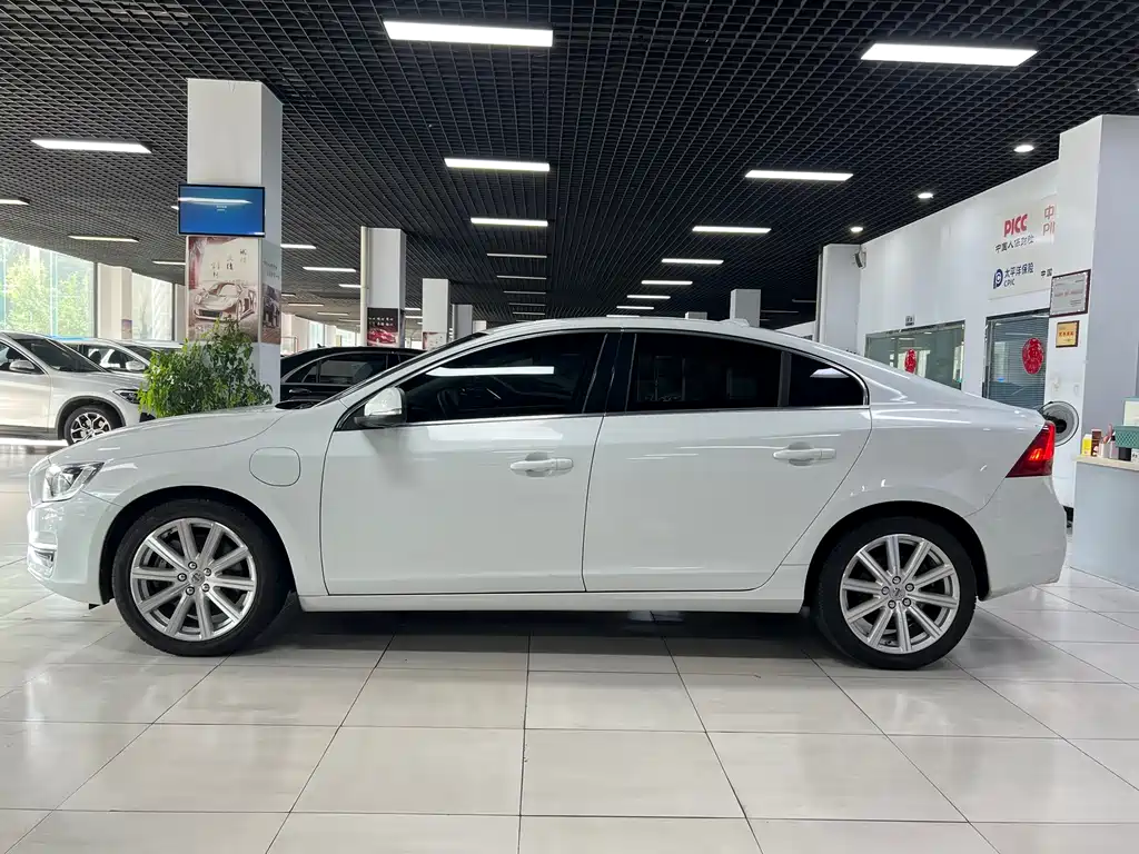 Volvo S60 PHEV — миниатюра 3