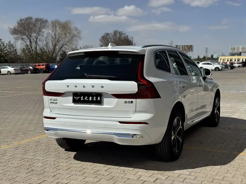 Volvo XC60 2026 B5 Luxury