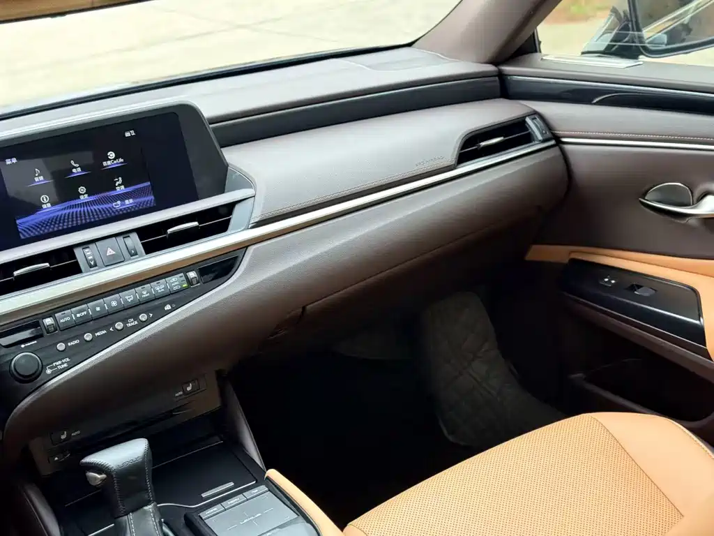 Lexus ES — миниатюра 12