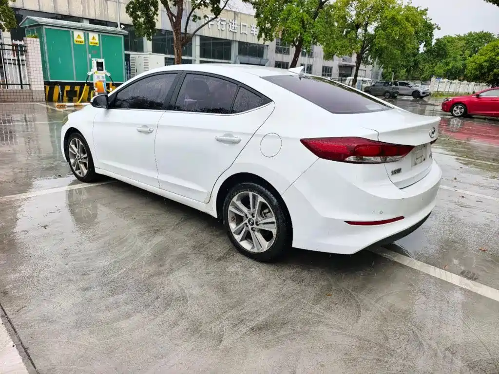 Hyundai Elantra — миниатюра 7