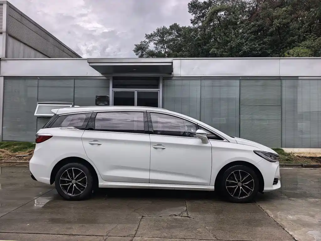 BYD MAX — миниатюра 4