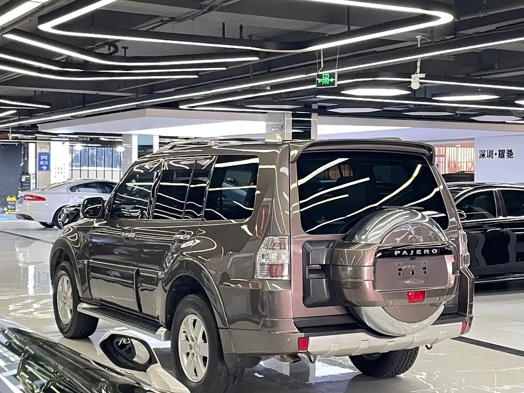 Mitsubishi Pajero (Import) — миниатюра 5