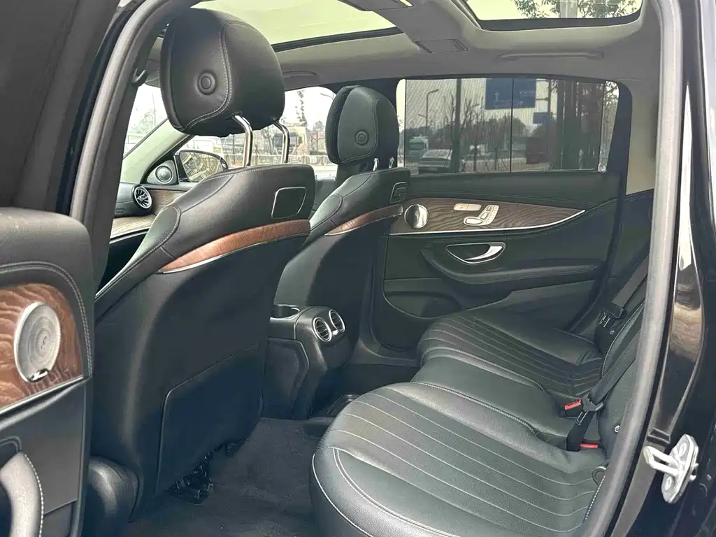 Mercedes-Benz E-Class — миниатюра 9