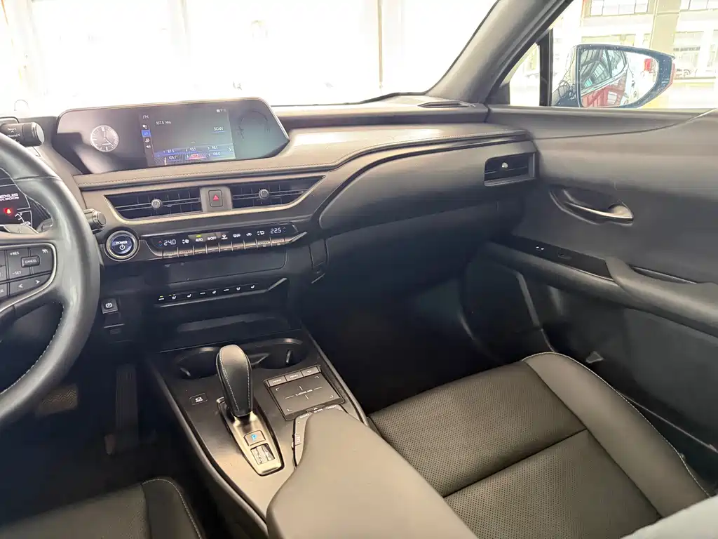 Lexus UX New Energy — миниатюра 8