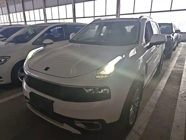 2018 Lynk & Co 01