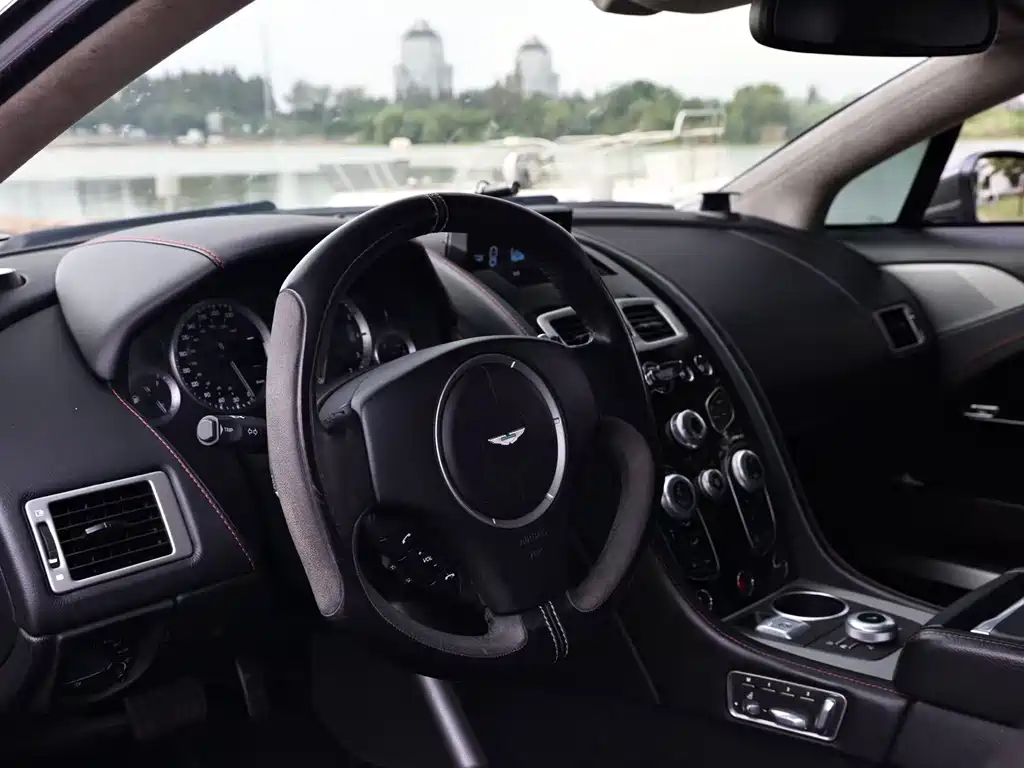 Aston Martin Rapide — миниатюра 10
