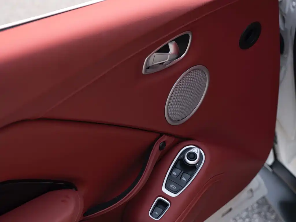 Aston Martin V8 Vantage — миниатюра 14