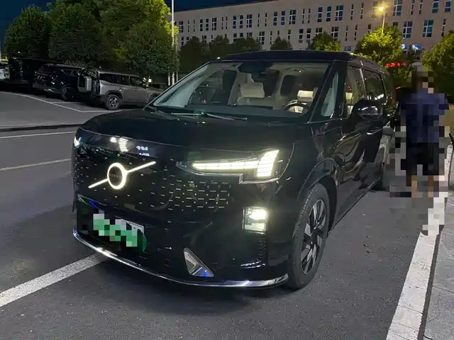 2024 Volvo EM90
