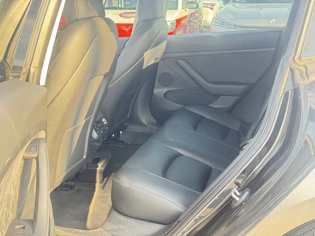 Tesla Model 3 — миниатюра 4