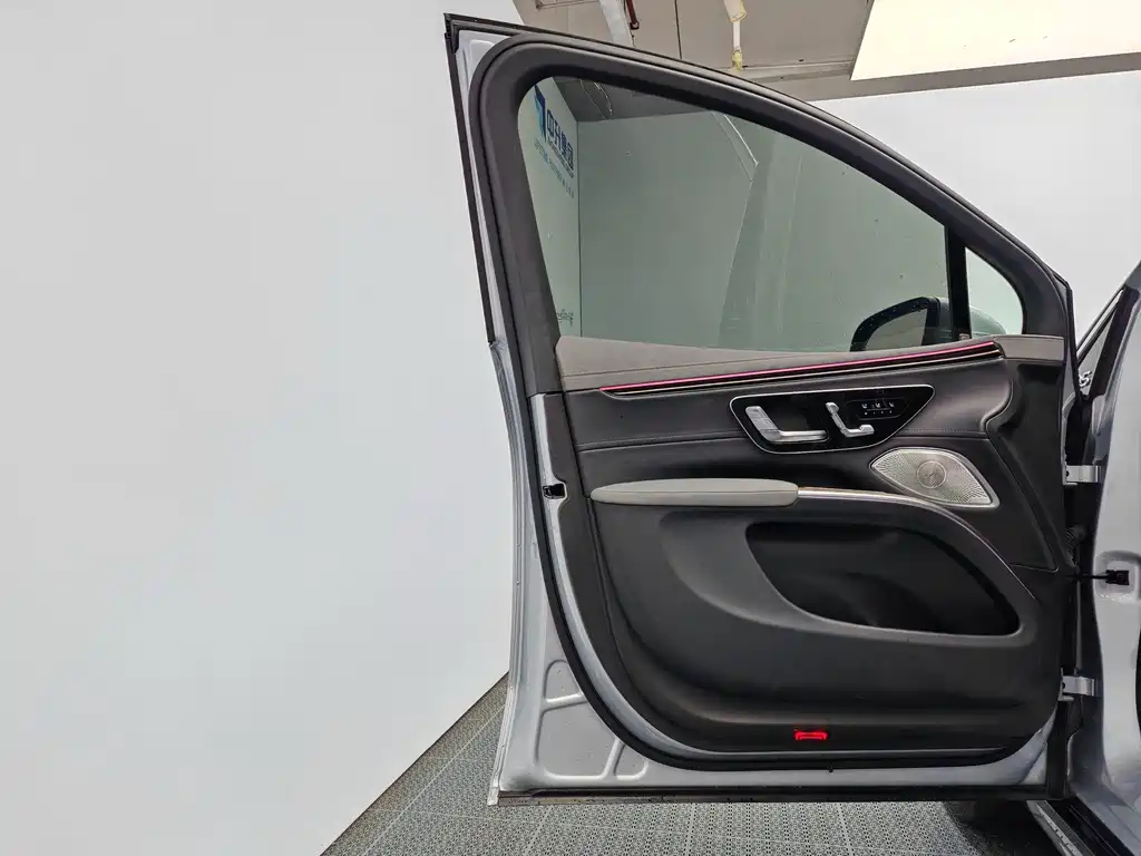 Mercedes-Benz EQS SUV — миниатюра 13