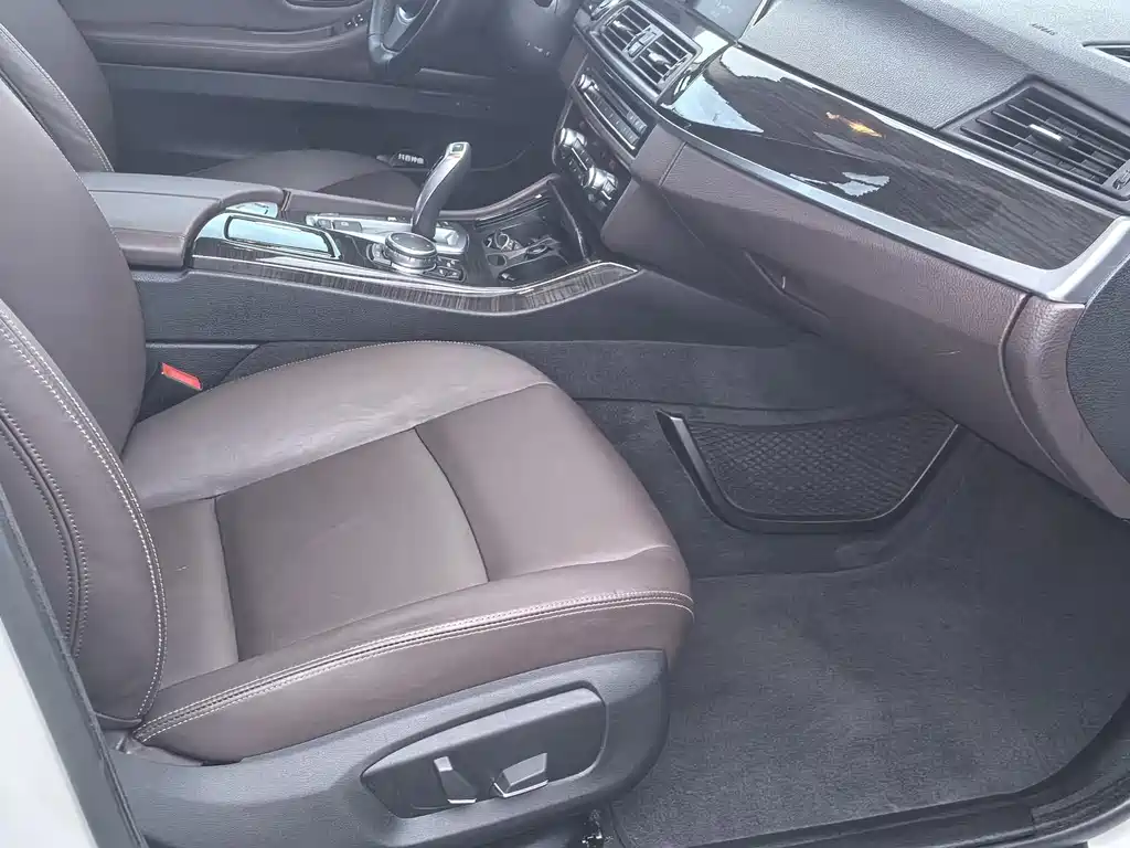 BMW 5 Series — миниатюра 17