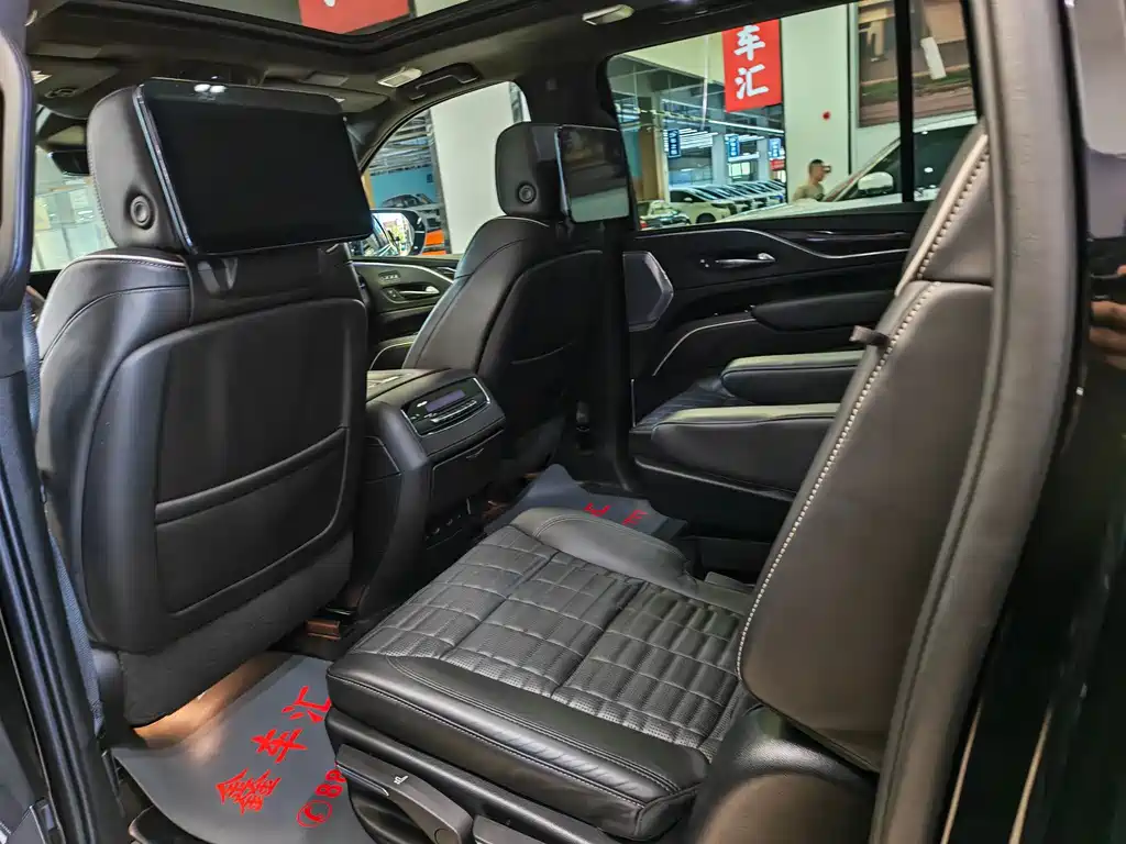 Cadillac Escalade — миниатюра 14