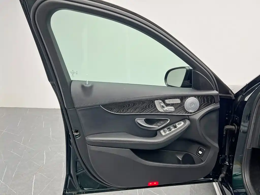 Mercedes-Benz C-Class — миниатюра 13