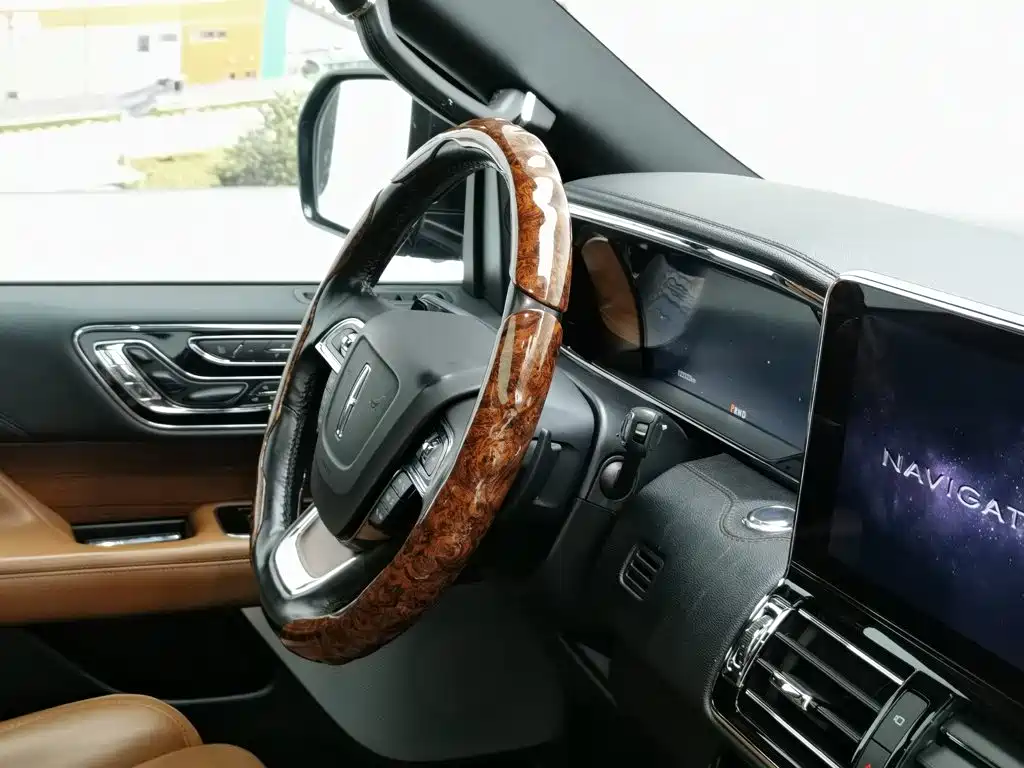 Lincoln Navigator — миниатюра 22
