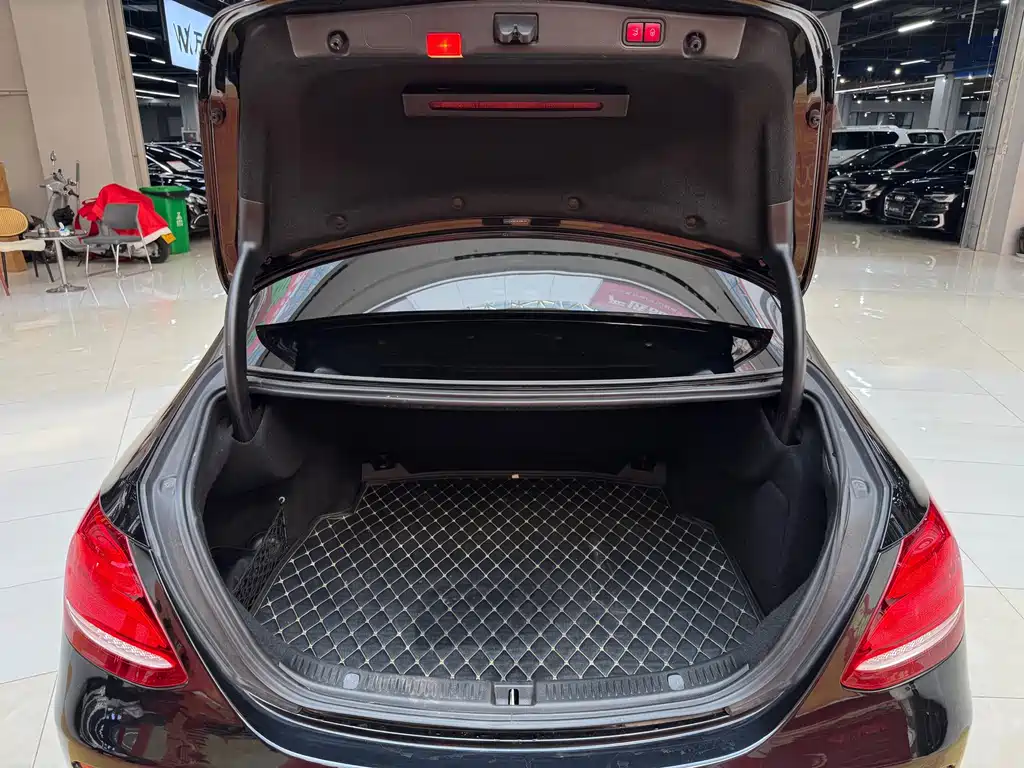 Mercedes-Benz E-Class — миниатюра 8