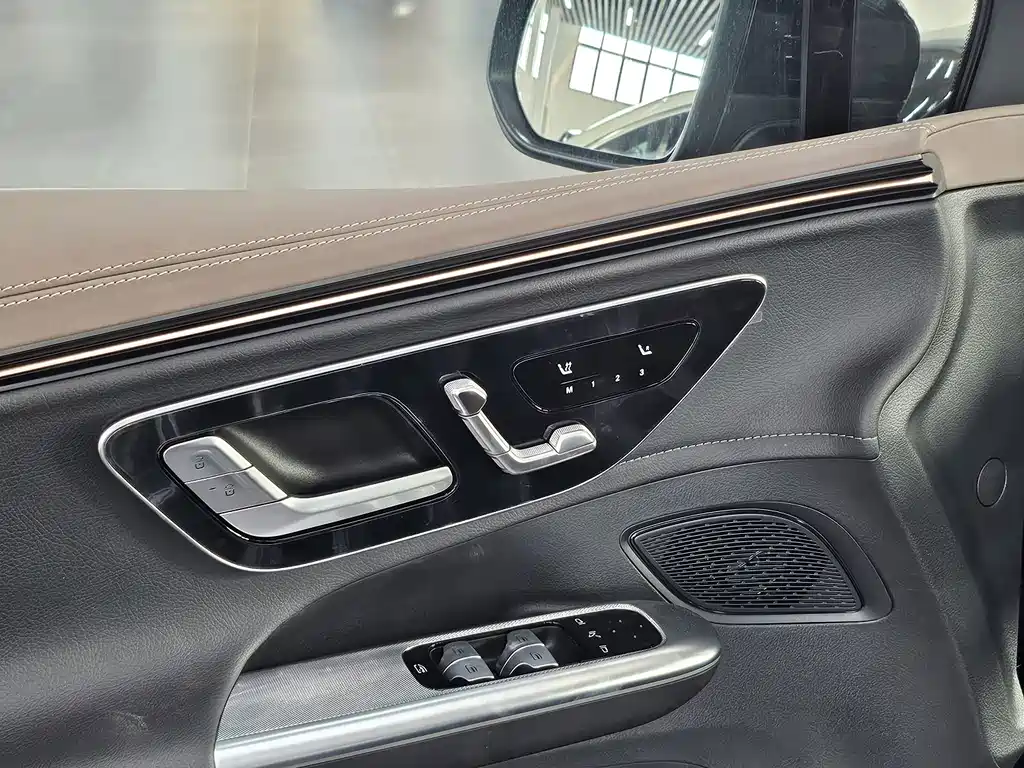 Mercedes-Benz EQE SUV — миниатюра 8