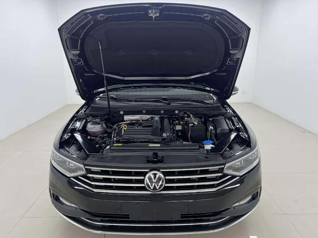 Volkswagen Magotan 1.4 л 2022 г. Чёрный, пробег 30000 км