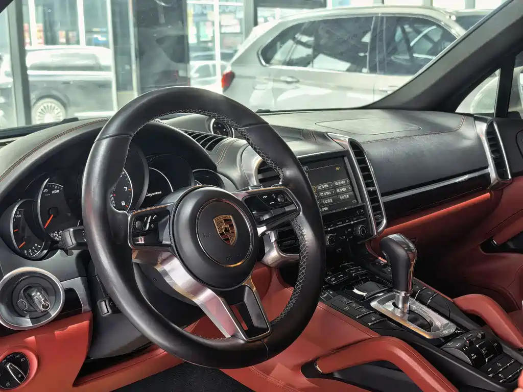 Porsche Cayenne — миниатюра 9