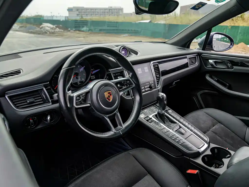 PORSCHE MACAN