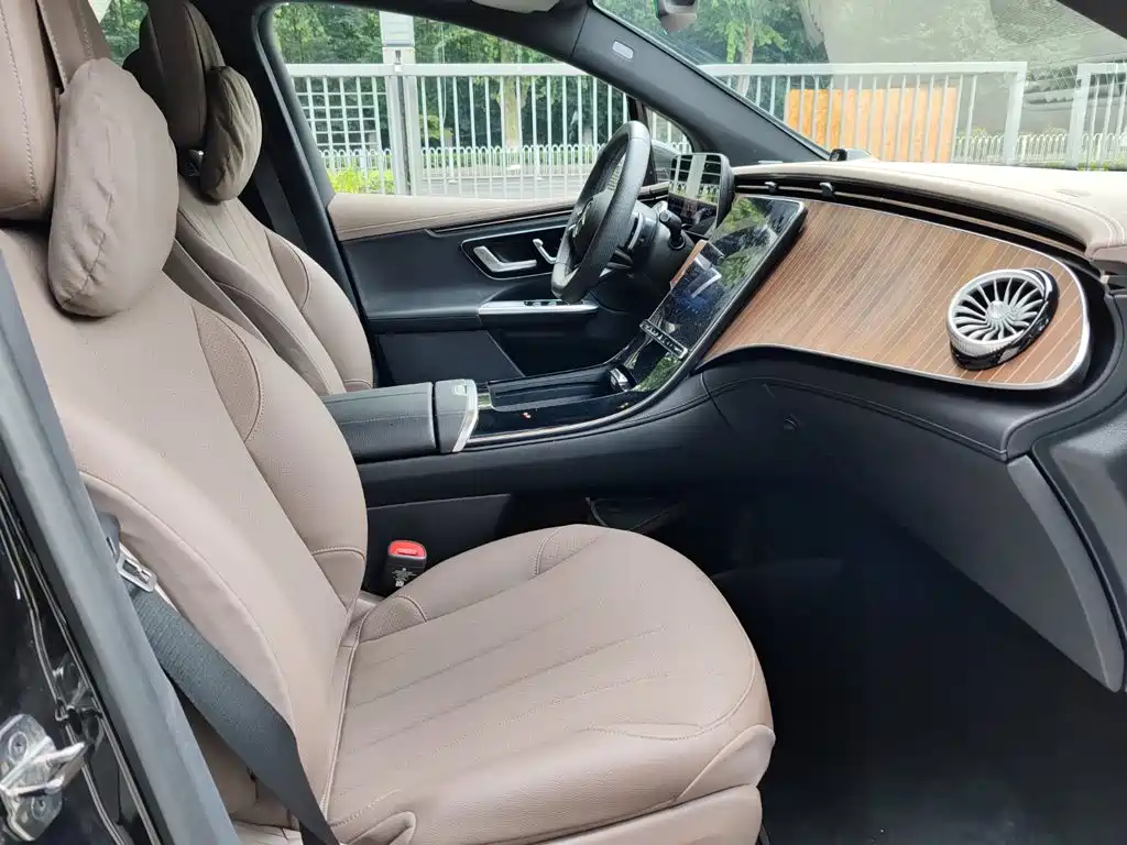Mercedes-Benz EQE SUV — миниатюра 8
