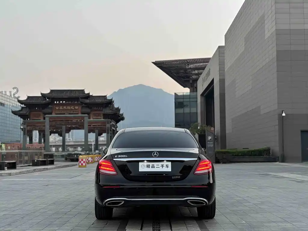 Mercedes-Benz E-Class — миниатюра 8