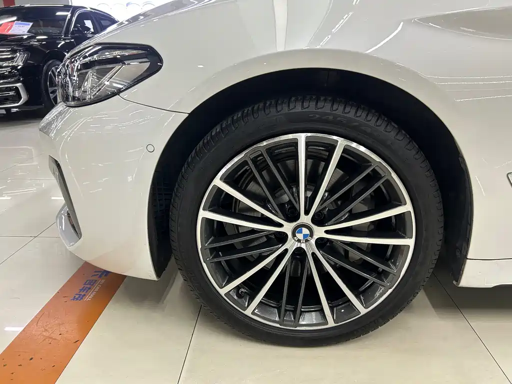 BMW 5 Series — миниатюра 15