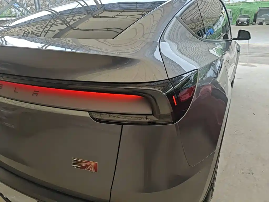 Tesla Model Y — миниатюра 8