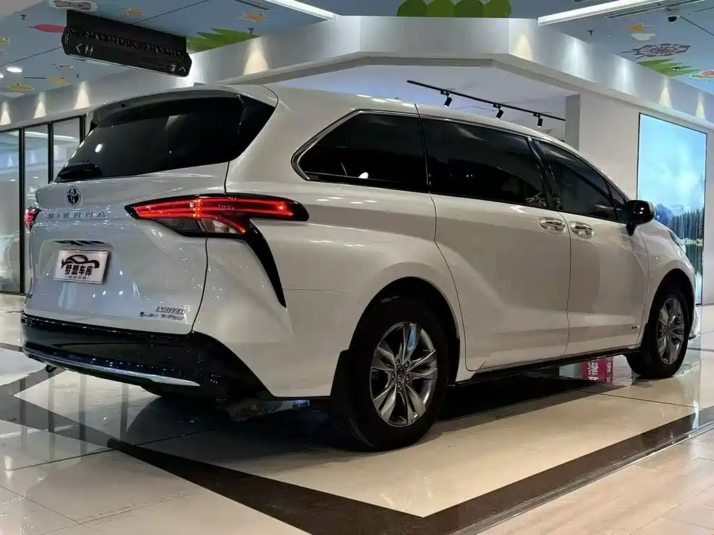 Toyota Sienna 2024 2.5L Luxury