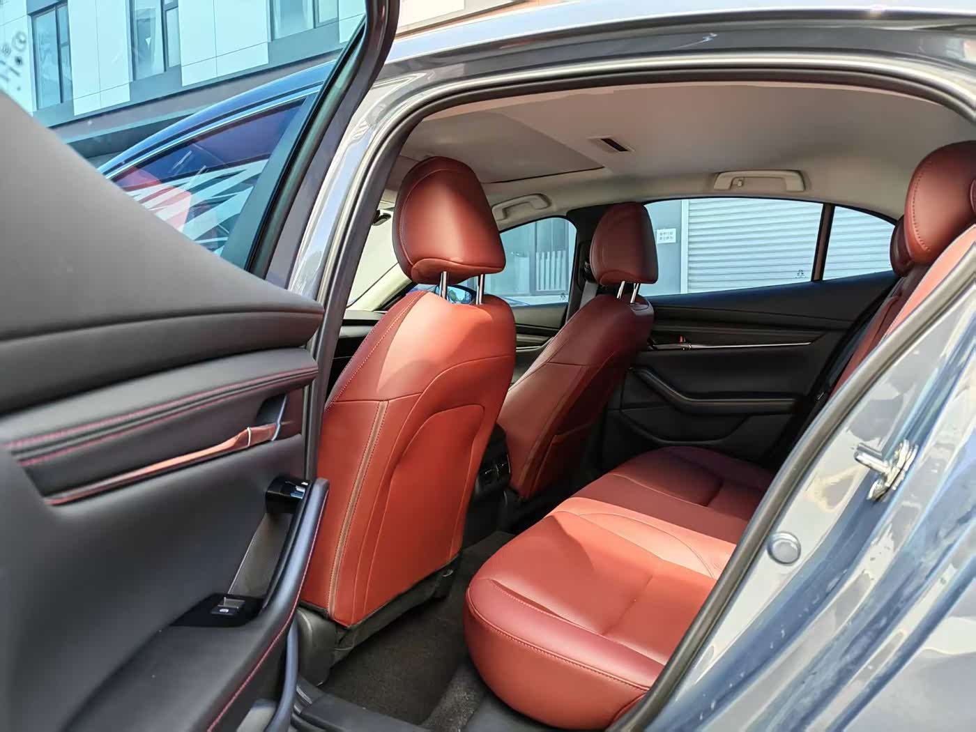 Mazda Mazda3 Axela 2.0 л 2023 г. Серебристо-серый, пробег 15000 км