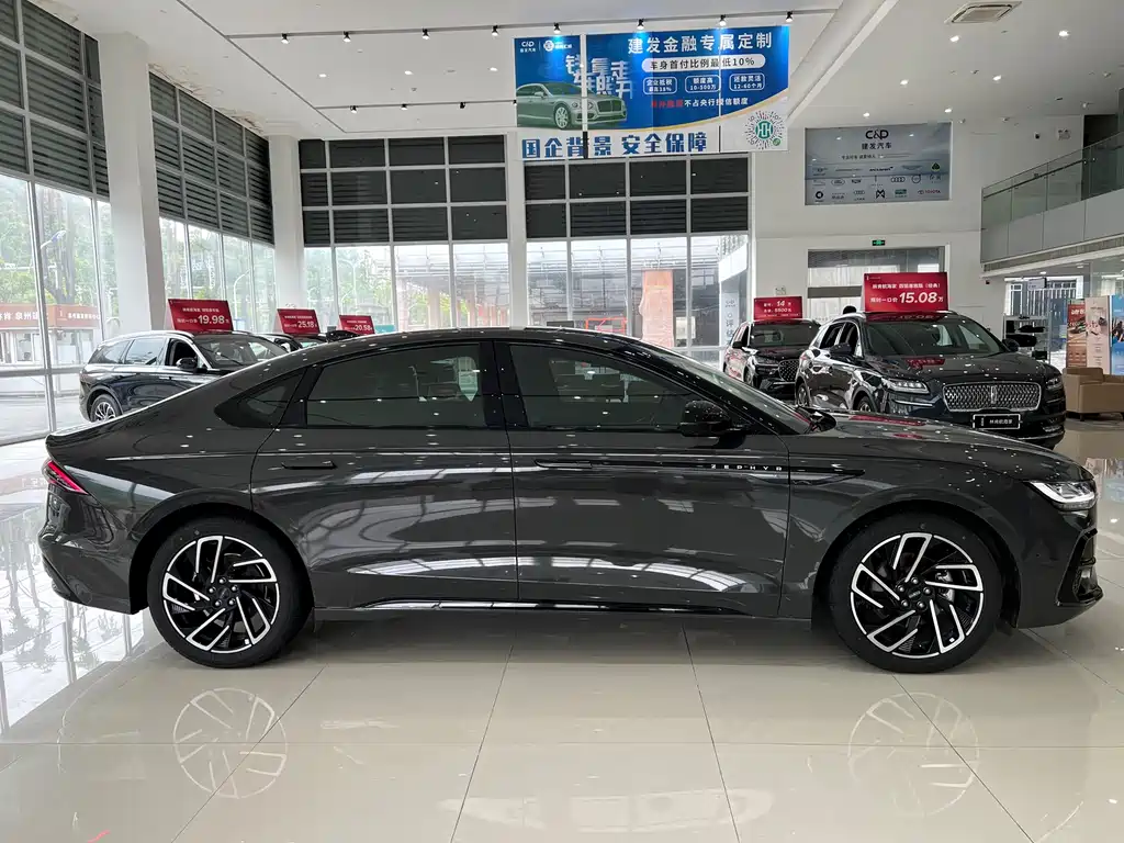 Lincoln Z 2022 i