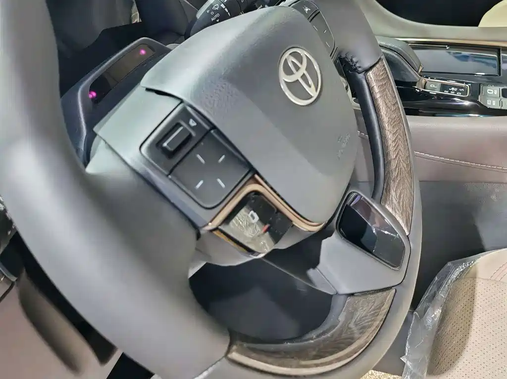 Toyota Alphard — миниатюра 14