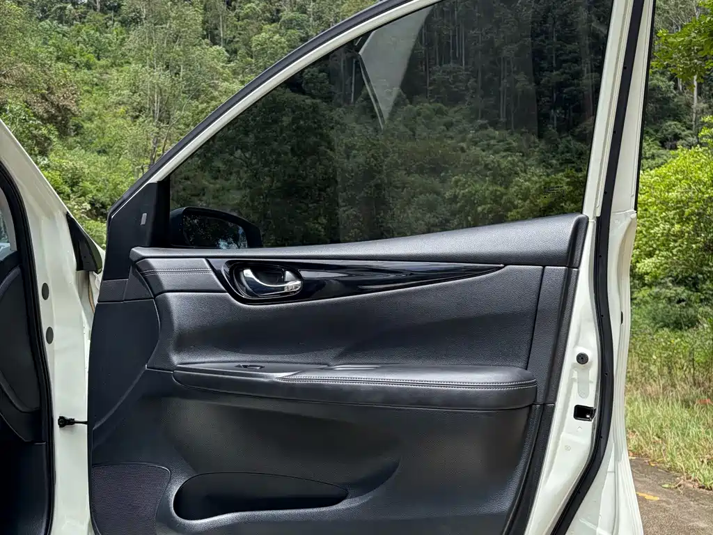 Nissan Tiida — миниатюра 15