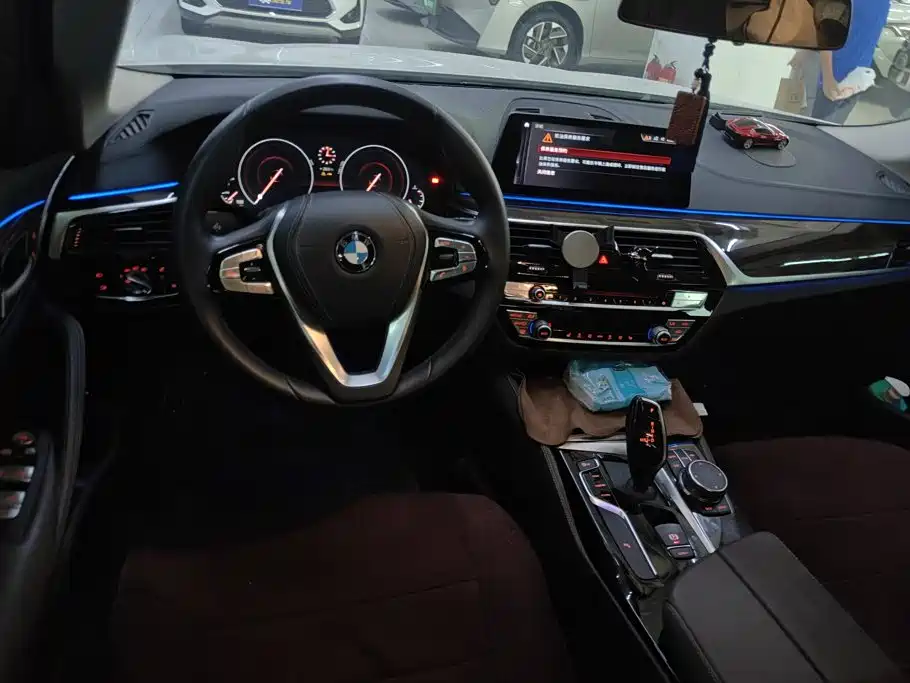 BMW 5 Series — миниатюра 12