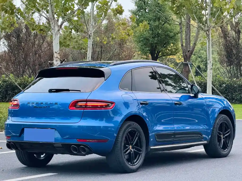 PORSCHE MACAN