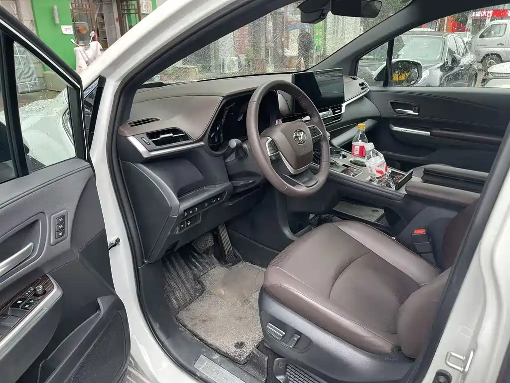 Toyota Granvia — миниатюра 7