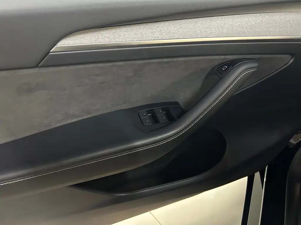 Tesla Model Y — миниатюра 16
