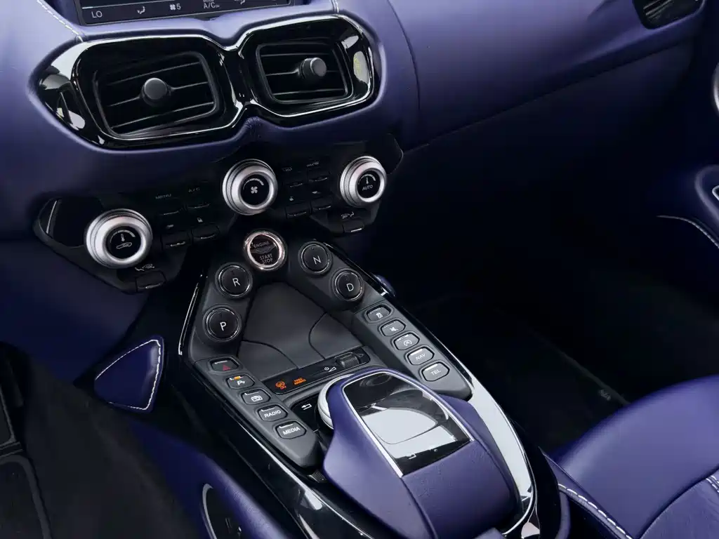 Aston Martin V8 Vantage — миниатюра 16
