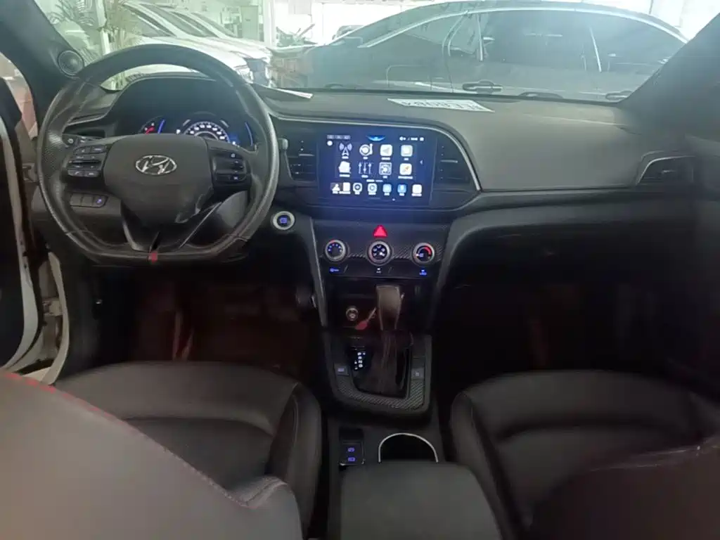 Hyundai Elantra — миниатюра 10