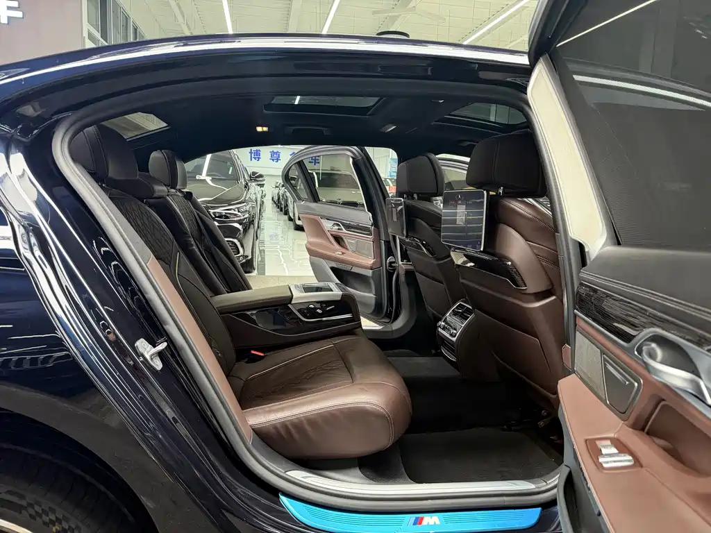 BMW 7 Series — миниатюра 19