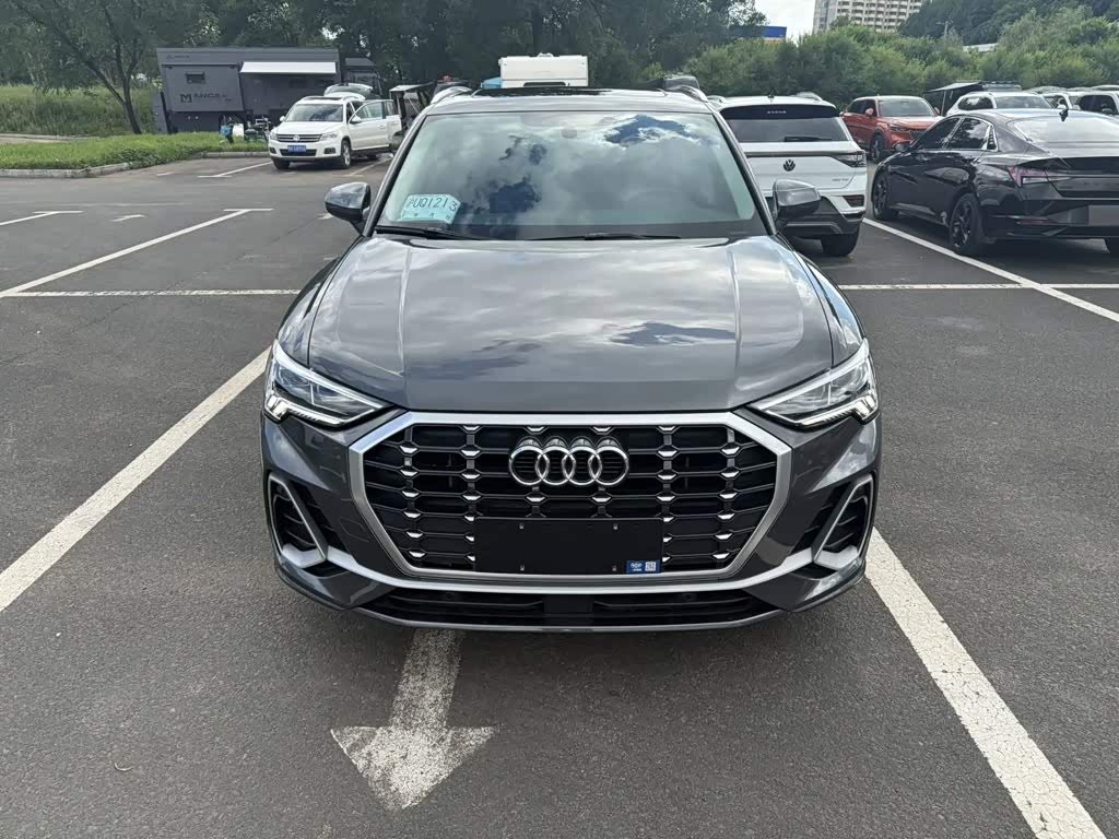 Audi Q3 1.4 л 2022 г. Серебристо-серый, пробег 5000 км