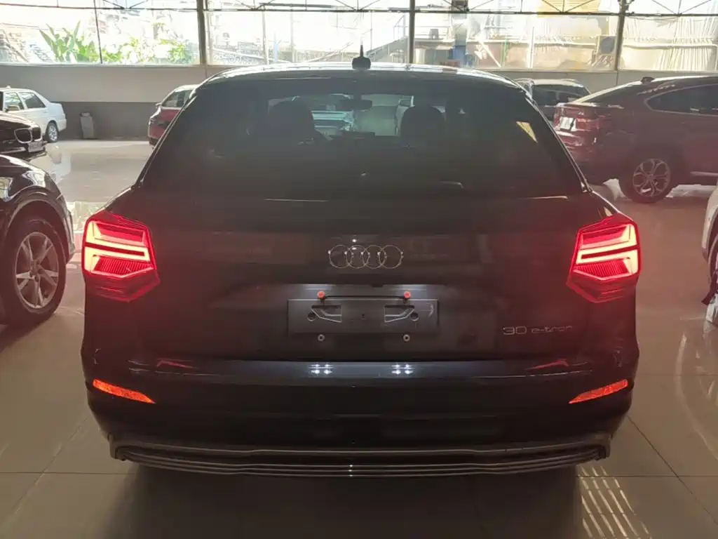 Audi Q2L e-tron — миниатюра 6