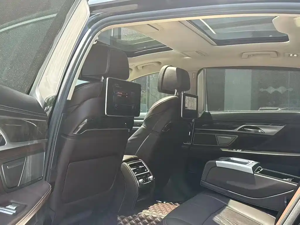 BMW 7 Series — миниатюра 7