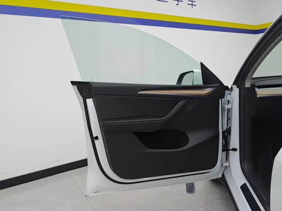 Tesla Model Y — миниатюра 7