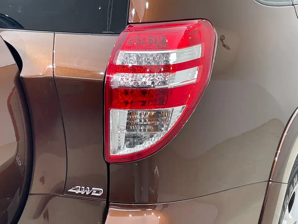 Toyota RAV4 — миниатюра 8