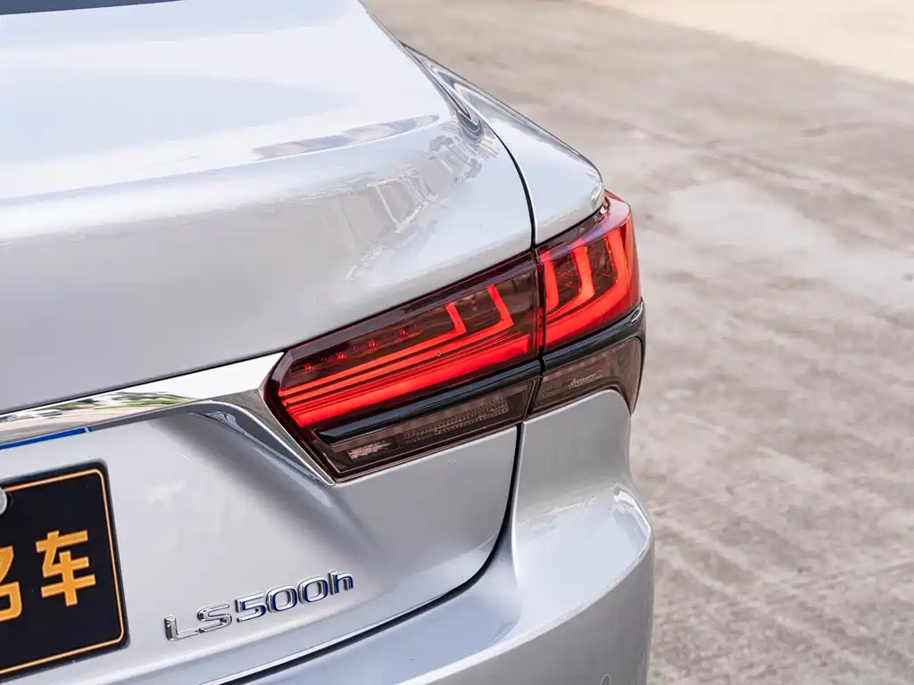 Lexus LS — миниатюра 7